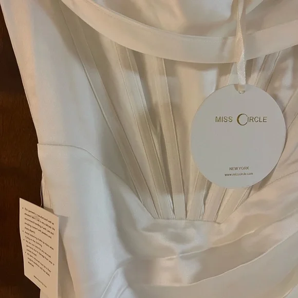 Miss Circle Uliana Satin White Dress Size Small NWT Perfect for Graduation - Picture 5 of 6